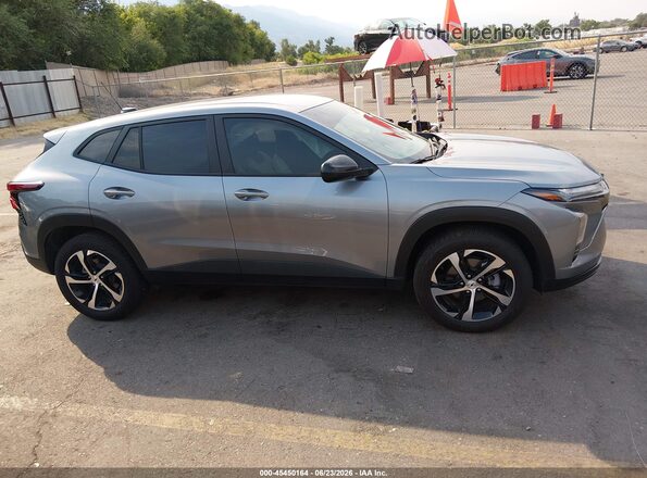 KL77LGEP8SC289969 2025 CHEVROLET TRAX Серебряный Вид задней части салона