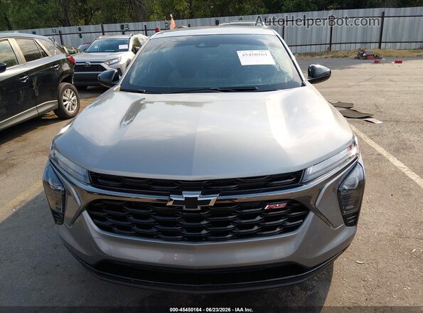 KL77LGEP8SC289969 2025 CHEVROLET TRAX Серебряный Вид щитка приборов