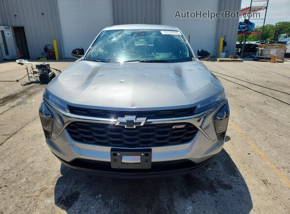 KL77LGEP9SC007385 2025 CHEVROLET TRAX Silver Front view