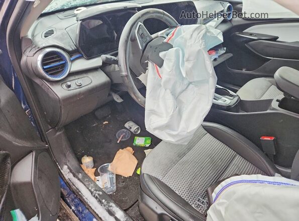 KL77LHE20RC065292 2024 CHEVROLET TRAX Blue Առջևի վահանակի տեսք