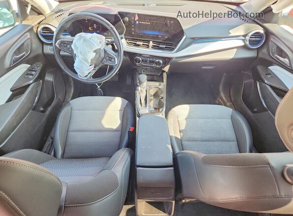 KL77LHE23RC024705 2024 CHEVROLET TRAX Red Widok deski rozdzielczej