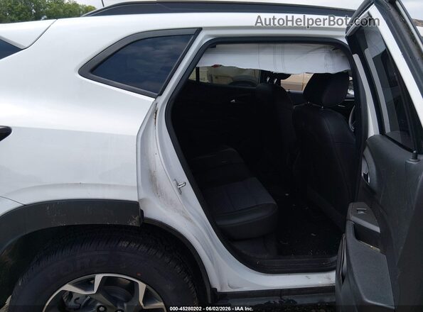 KL77LHE23RC030648 2024 CHEVROLET TRAX White VIN կոդի պիտակի տեսք