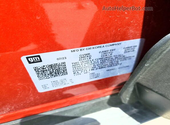 KL77LHE24RC083472 2024 CHEVROLET TRAX Red Widok naklejki z numerem VIN