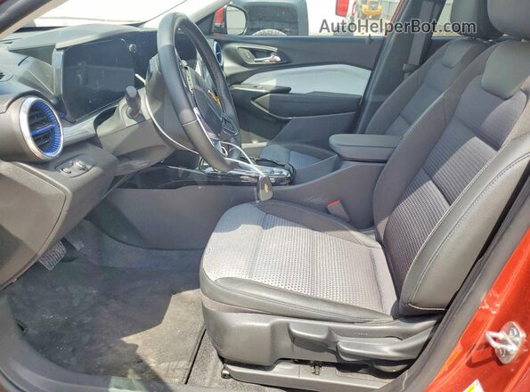 KL77LHE24RC083472 2024 CHEVROLET TRAX Red Widok wnętrza z przodu