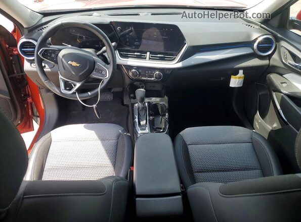 KL77LHE24RC083472 2024 CHEVROLET TRAX Red Widok deski rozdzielczej