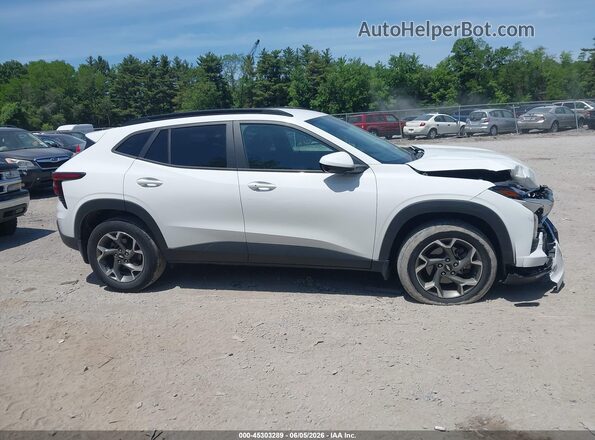 KL77LHE24RC160549 2024 CHEVROLET TRAX White Սալոնի հետևի տեսք