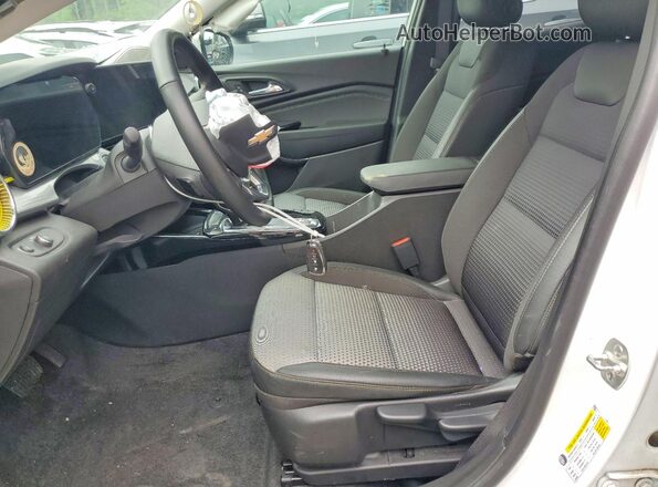 KL77LHE26RC153599 2024 CHEVROLET TRAX White Vista interior delantera