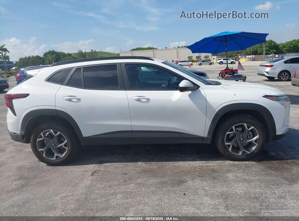 KL77LHEP0SC234583 2025 CHEVROLET TRAX White Սալոնի հետևի տեսք