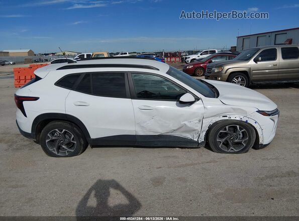 KL77LHEP0SC312618 2025 CHEVROLET TRAX White Rear interior view