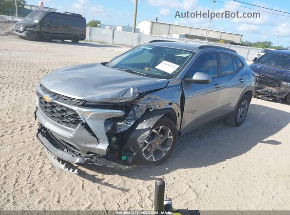 KL77LHEP1TC085649 2026 CHEVROLET TRAX Gray Передня ліва чверть