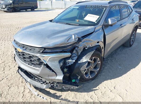 KL77LHEP1TC085649 2026 CHEVROLET TRAX Gray Вид спереду