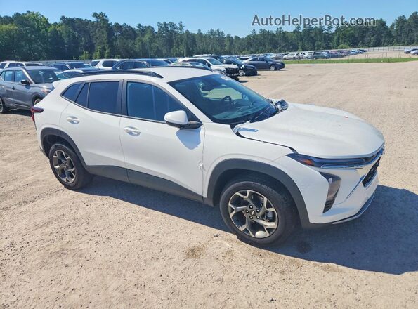 KL77LHEP2SC279847 2025 CHEVROLET TRAX Белый Передняя правая четверть
