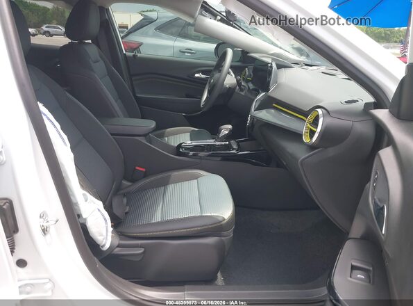 KL77LHEP2TC130372 2026 CHEVROLET TRAX White Front interior view