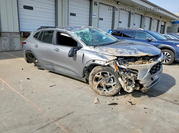 KL77LHEP3SC089037 2025 CHEVROLET TRAX Серебряный Передняя правая четверть