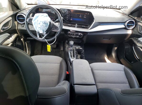 KL77LHEP3SC089037 2025 CHEVROLET TRAX Серебряный Вид панели приборов