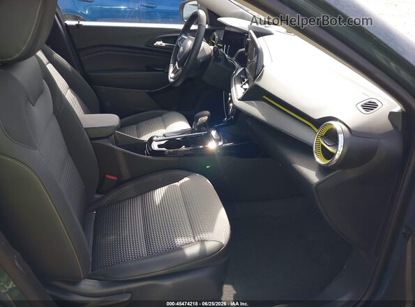 KL77LHEP3SC241642 2025 CHEVROLET TRAX Gray Vista interior delantera