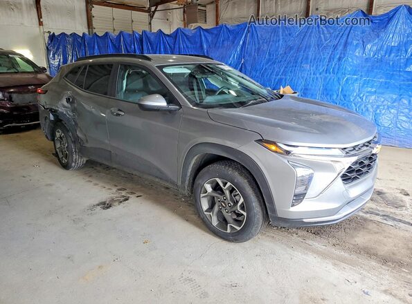 KL77LHEP4SC176347 2025 CHEVROLET TRAX Gray Delantero derecho