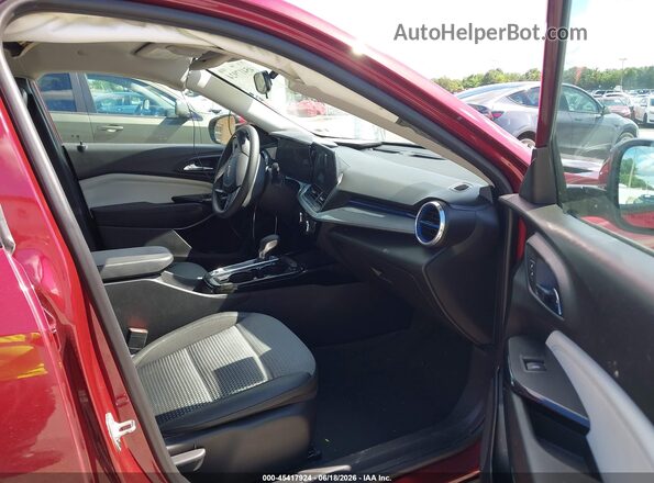 KL77LHEP5SC045105 2025 CHEVROLET TRAX Maroon Вид салону спереду