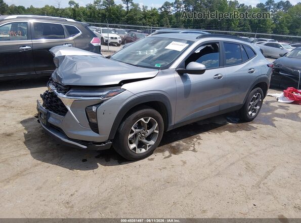 KL77LHEP5SC269099 2025 CHEVROLET TRAX Gray Vista tres cuartos delantera izquierda