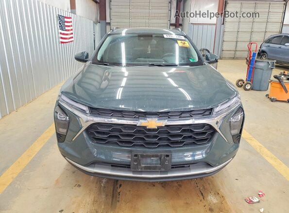 KL77LHEP7SC157761 2025 CHEVROLET TRAX Бирюзовый Вид спереди