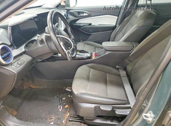 KL77LHEP7SC157761 2025 CHEVROLET TRAX Бирюзовый Вид салона спереди