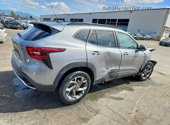KL77LHEP8SC243077 2025 CHEVROLET TRAX Серебряный Задняя правая четверть