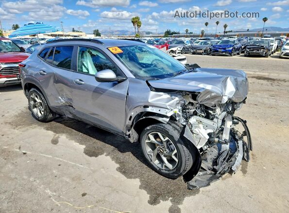 KL77LHEP8SC243077 2025 CHEVROLET TRAX Серебряный Передняя правая четверть