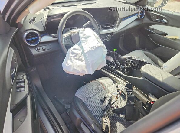 KL77LHEP8SC243077 2025 CHEVROLET TRAX Серебряный Вид панели приборов