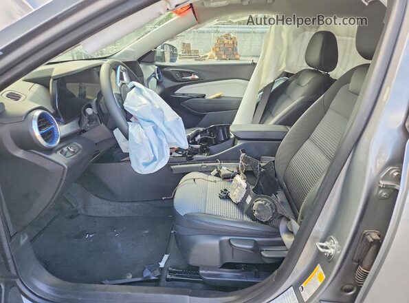 KL77LHEP8SC243077 2025 CHEVROLET TRAX Серебряный Вид салона спереди