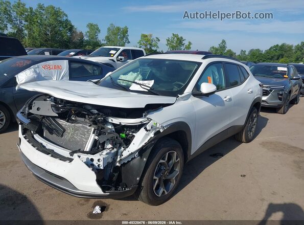 KL77LHEP8TC107162 2026 CHEVROLET TRAX Белый Передняя левая четверть