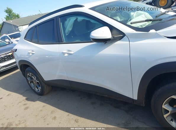 KL77LHEP8TC107162 2026 CHEVROLET TRAX Белый Вид задней части салона