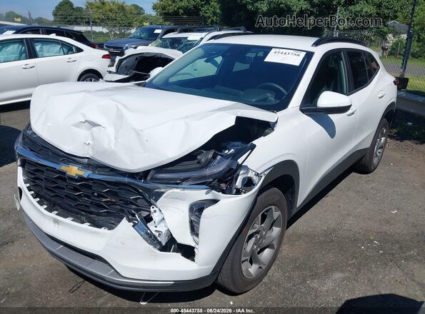KL77LHEP9SC299044 2025 CHEVROLET TRAX White წინა მარცხენა ხედი სამი მეოთხედიდან