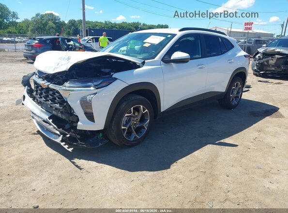 KL77LHEP9SC309393 2025 CHEVROLET TRAX White Vista tres cuartos delantera izquierda