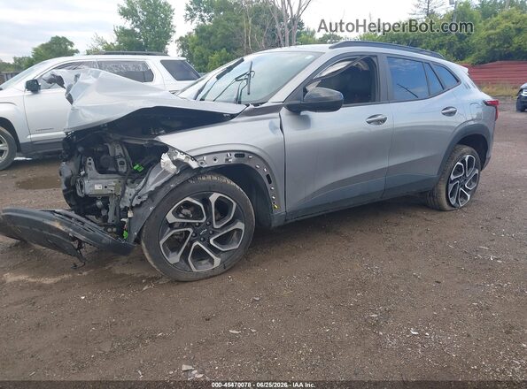 KL77LJE21RC034334 2024 CHEVROLET TRAX Gray Vista tres cuartos delantera izquierda