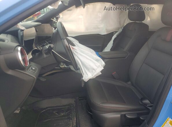 KL77LJE23RC215712 2024 CHEVROLET TRAX Синий Вид салона спереди