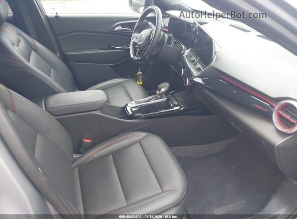 KL77LJE25RC128491 2024 CHEVROLET TRAX Gray წინა სალონის ხედი