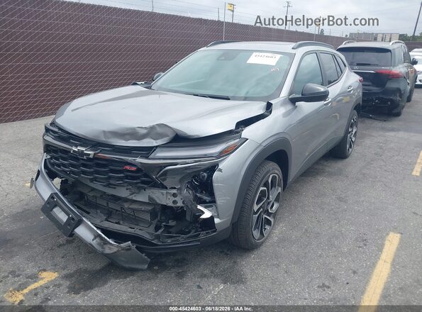 KL77LJE25RC128491 2024 CHEVROLET TRAX Gray წინა მარცხენა ხედი სამი მეოთხედიდან