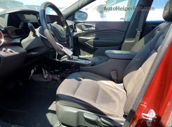 KL77LJE27RC016985 2024 CHEVROLET TRAX Темно-бордовый Вид салона спереди