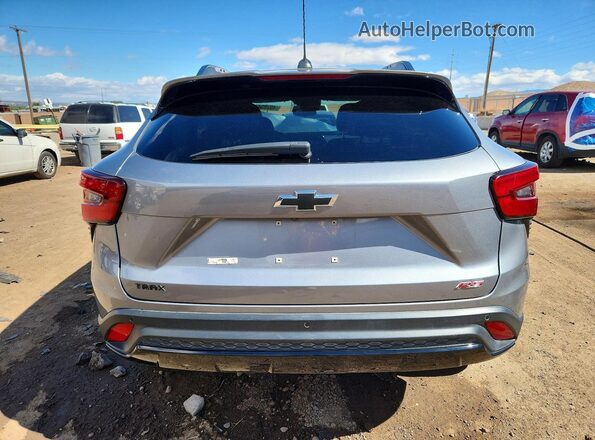 KL77LJE29RC242199 2024 CHEVROLET TRAX Silver Widok z tyłu