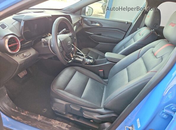 KL77LJE2XRC144198 2024 CHEVROLET TRAX Синий Вид салона спереди