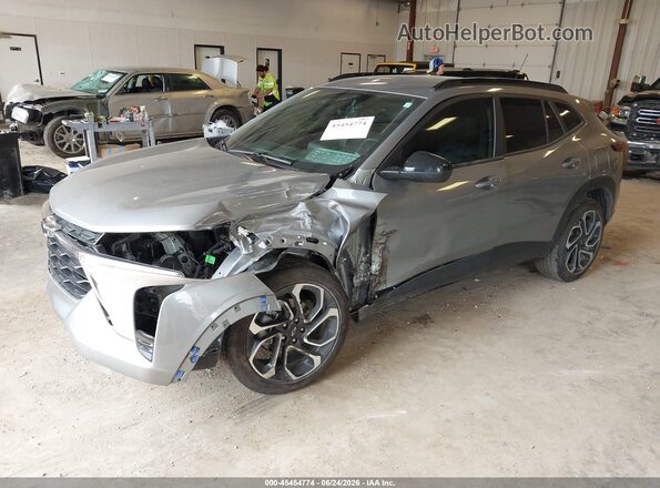 KL77LJEP0SC052518 2025 CHEVROLET TRAX Серебряный Передняя левая четверть