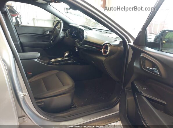KL77LJEP0SC052518 2025 CHEVROLET TRAX Серебряный Вид салона спереди