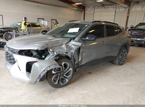KL77LJEP0SC052518 2025 CHEVROLET TRAX Серебряный Вид спереди
