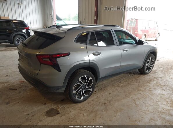 KL77LJEP0SC052518 2025 CHEVROLET TRAX Серебряный Задняя правая четверть
