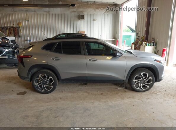 KL77LJEP0SC052518 2025 CHEVROLET TRAX Серебряный Вид задней части салона