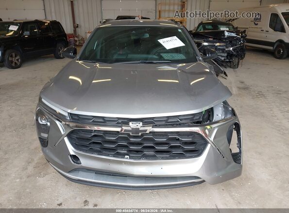 KL77LJEP0SC052518 2025 CHEVROLET TRAX Серебряный Вид щитка приборов