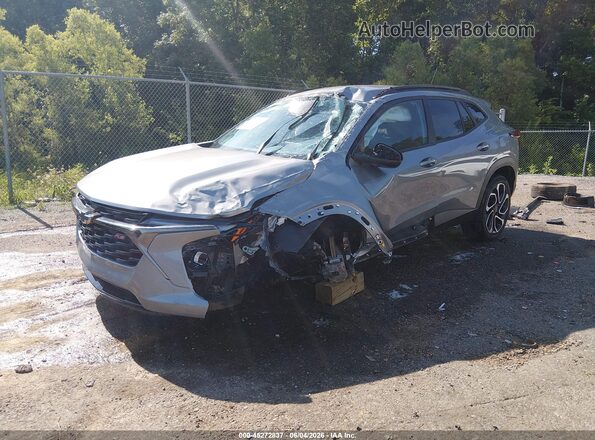 KL77LJEP1SC163658 2025 CHEVROLET TRAX Silver წინა მარცხენა ხედი სამი მეოთხედიდან