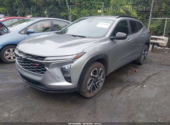 KL77LJEP2SC226556 2025 CHEVROLET TRAX Gray წინა მარცხენა ხედი სამი მეოთხედიდან