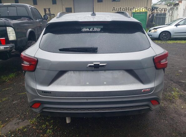 KL77LJEP2SC276499 2025 CHEVROLET TRAX Silver Вид ззаду