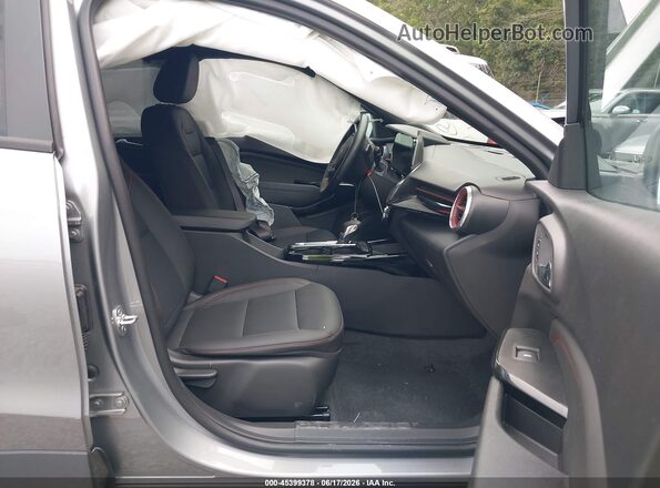 KL77LJEP2TC085974 2026 CHEVROLET TRAX Gray Widok wnętrza z przodu